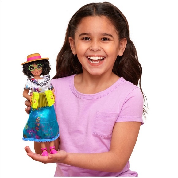 NEW IN BOX Disney Encanto sing and play Mirabel doll Mirabel plays her accordion - Picture 5 of 7